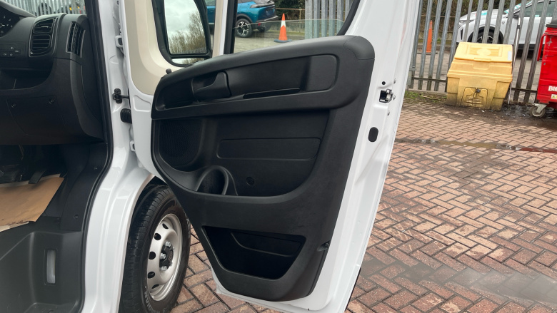 Peugeot Boxer 3500 L3 Diesel 2.2 BlueHDi 140 H2 Van Professional